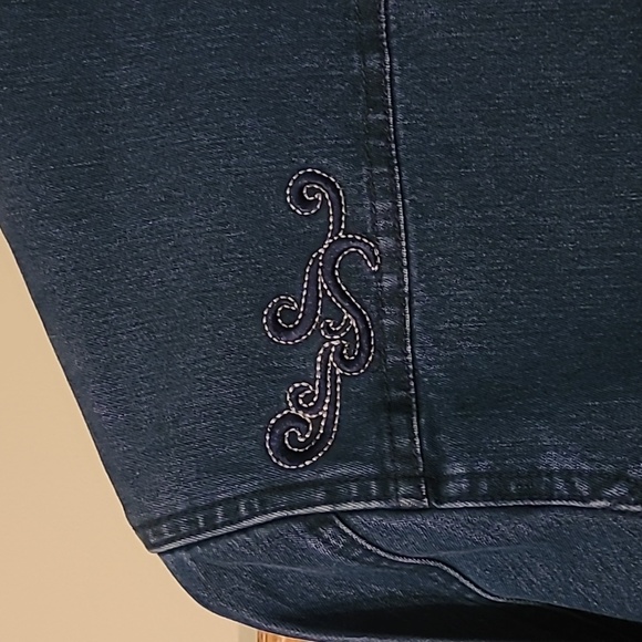 HAGGAR blue jean jacket, dark wash, semi fitted, embroiderd details, 8 - Picture 9 of 13